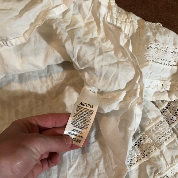 Aritzia Sunday Best skirt 
size 0 
Stretchy waist band fits lower waisted! - Picture 5 of 6